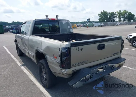 2000 Chevrolet Silverado 1500 Ls z USA, uszkodzony, nr VIN 1GCEK19T8YE155896
